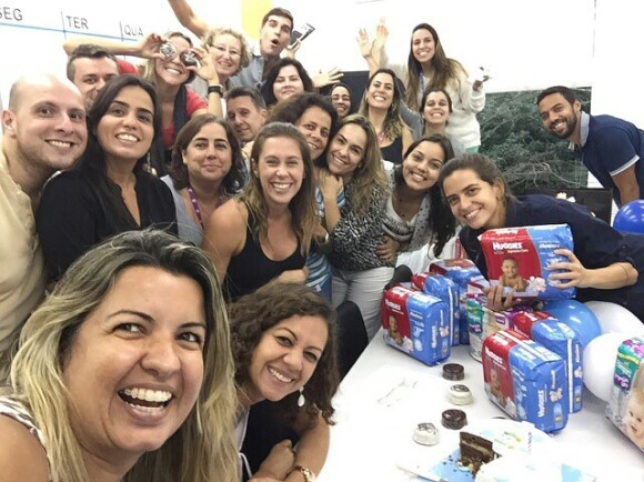 Pouco antes de dar à luz, Dani Monteiro recebeu o carinho da equipe do programa 'Mais Você', que organizou um chá de fralda para a repórter