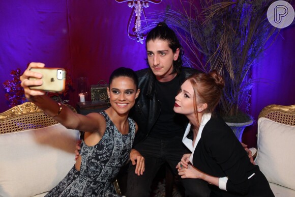 Durante o lançamento de 'Amorteamo', Marina Ruy Barbosa fez selfie com Johnny Massaro e Arianne Botelho