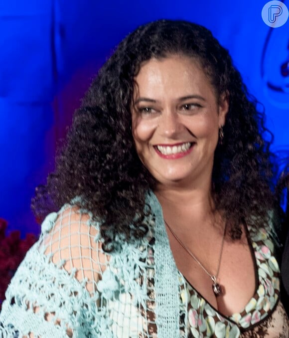 Livia Falcão é Maria, a amiga e Dora (Maria Luiza Mendonça) e funcionária do bordel desde a abertura deste, na série 'Amorteamo'
