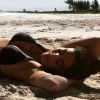 Relaxando na praia, Juliana Paes exibe o corpão em foto feita pelo marido, o empresário Carlos Eduardo Baptista