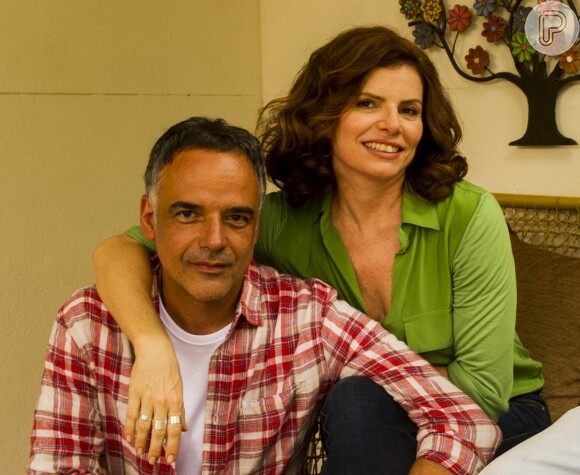 Miguel (Domingos Montagner) sabe que Vicente (Angelo Antonio) é marido de Lígia (Débora Bloch), em 'Sete Vidas'