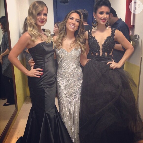 'As lindas', legendou Eliana em uma foto em que aparece nos bastidores do Troféu Imprensa com Paula Fernandes e Patricia Abravanel