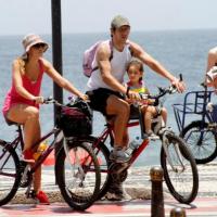 Ingrid Guimarães passeia de bicicleta com marido e filha pela orla do Rio