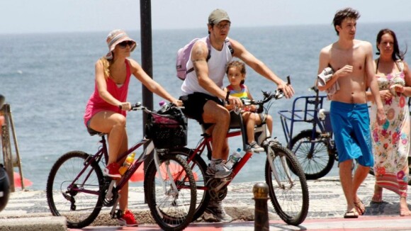 Ingrid Guimarães passeia de bicicleta com marido e filha pela orla do Rio