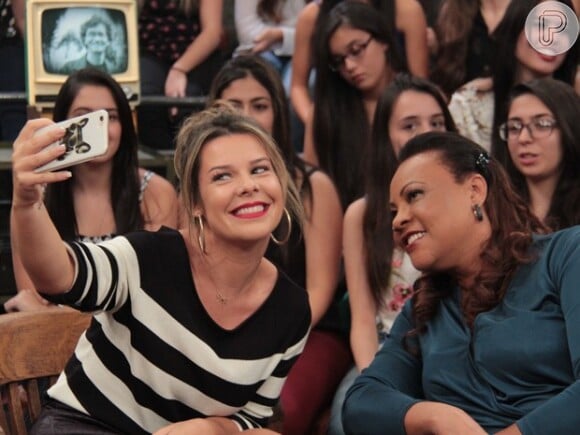 Fernanda Souza participou ao lado da sogra, Glória Maria, das gravações do 'Altas Horas', que irá ao ar neste sábado, 10 de abril de 2015