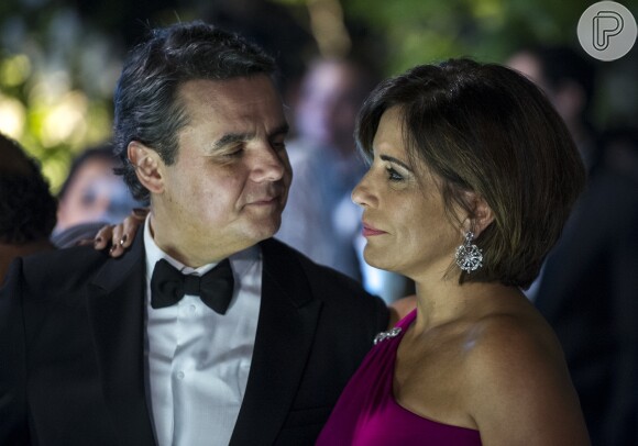 Beatriz (Gloria Pires) é casada com Evandro (Cássio Gabus Mendes), mas vai cogitar deixá-lo para ficar com Diogo (Thiago Martins), em 'Babilônia'