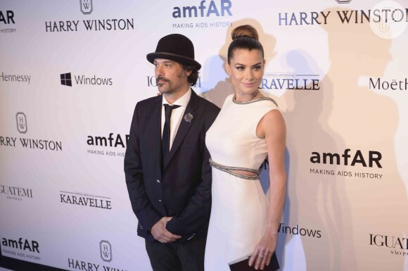 Alinne Moraes foi ao baile de gala da amfAR acompanhada do marido, o cineasta Mauro Lima