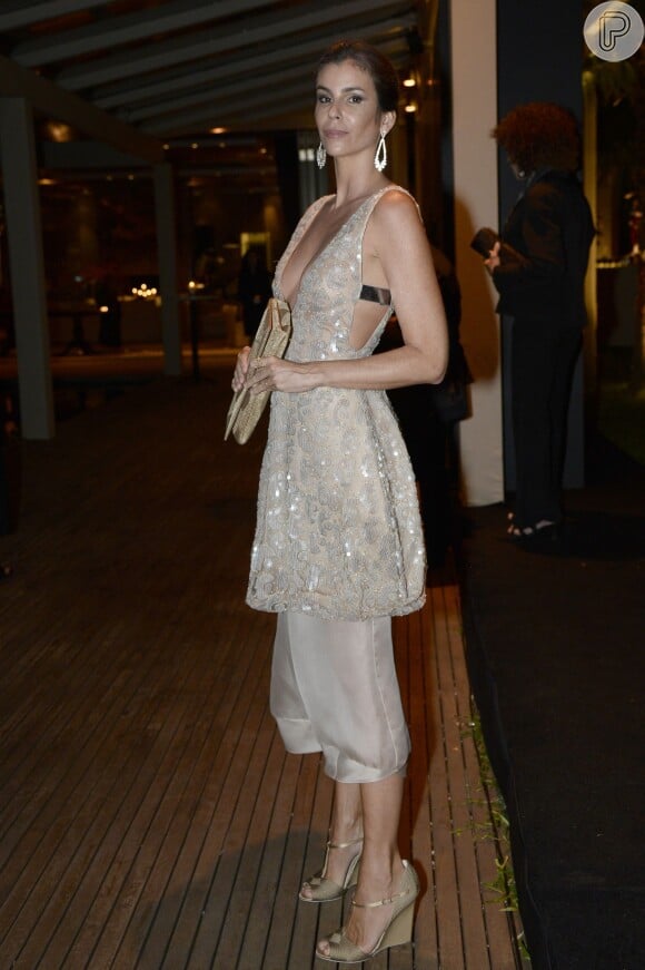 Christina Pitanguy usou look decotado da Armani com joias de Carla Amorim