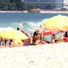 Yasmin Brunet mostra boa forma com biquíni de oncinha ao se bronzear na praia de Ipanema, no Rio de Janeiro