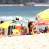 Yasmin Brunet mostra boa forma com biquíni de oncinha ao se bronzear na praia de Ipanema, no Rio de Janeiro