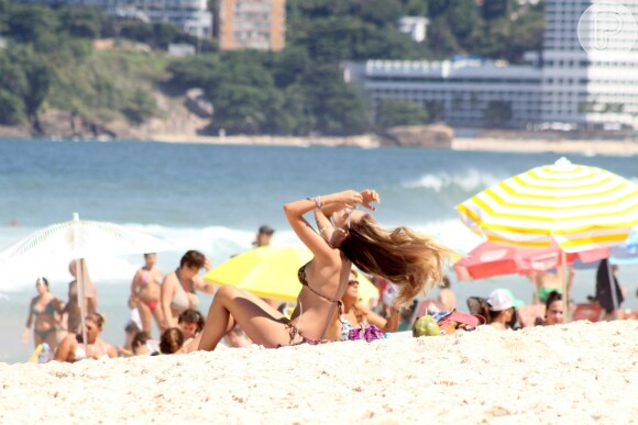 Yasmin Brunetmostrou a boa forma nas areias da praia de Ipanema, na Zona Sul do Rio de Janeiro