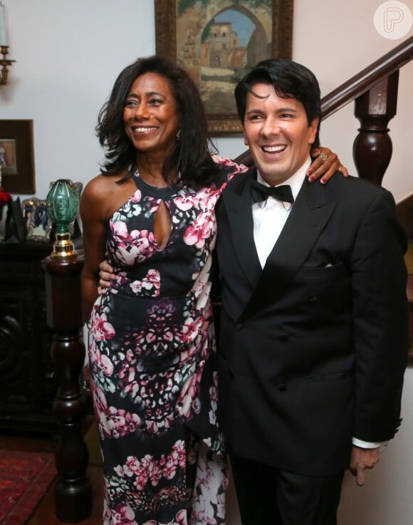 Gloria Maria escolheu um vestido florido para prestigiar o aniversário do empresário André Freitas, neste sábado, 11 de abril de 2015