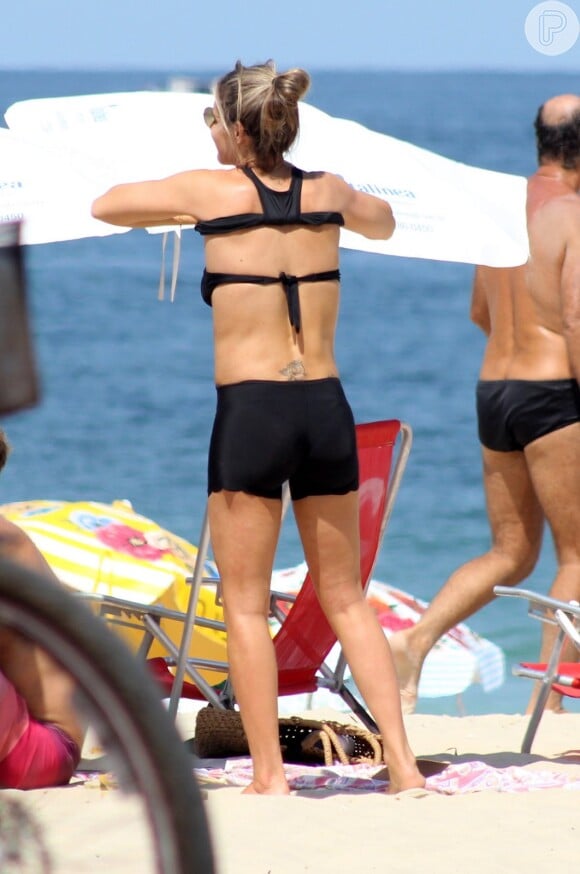 Fernanda Lima exibiu boa forma em praia do Rio