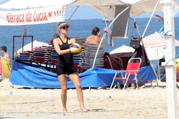 Fernanda Lima jogou vôlei na areia da praia do Leblon, na Zona Sul do Rio