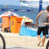 Fernanda Lima e Rodrigo Hilbert foram à praia do Leblon, na manhã deste domingo, 12 de abril de 2015