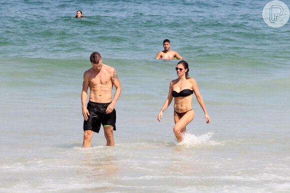 Fernanda Lima e Rodrigo Hilbert se refrescaram tomando banho de mar em praia do Rio