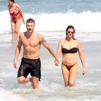 Fernanda Lima usa biquíni tomara que caia ao curtir praia com Rodrigo Hilbert