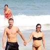 Fernanda Lima e Rodrigo Hilbert se refrescaram tomando banho de mar em praia do Rio