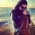 Giovanna Lancellotti se esconde com o casaco durante viagem romântica que fez a Miami com Arthur Aguiar, em março deste ano