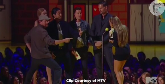 Channing Tatum brinca ao dançar com Jennifer Lopez, no palco do MTV Movie Awards