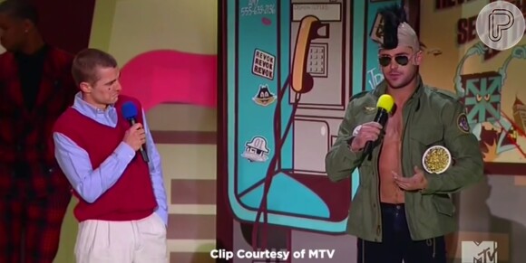 Zan Efron arranca suspiros ao subir ao palco do MTV Movie Awards 2015 de camisa aberta