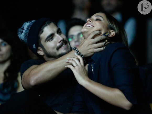 Durante coletiva de 'I Love Paraisópolis', Caio Castro brinca com a colega de cena Bruna Marquezine