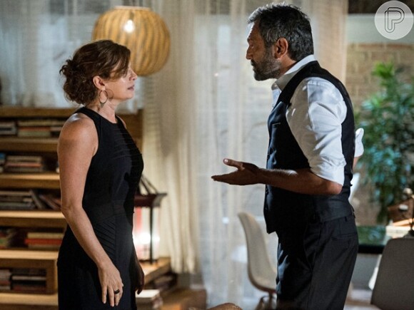 Lígia (Débora Bloch) tem uma conversa difíci com Miguel (Domingos Montagner), na novela 'Sete Vidas'