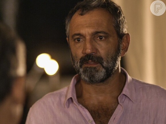 Miguel (Domingos Montagner) fica abalado ao saber que Lígia (Débora Bloch) se separou de Vicente (Angelo Antonio), na novela 'Sete Vidas'