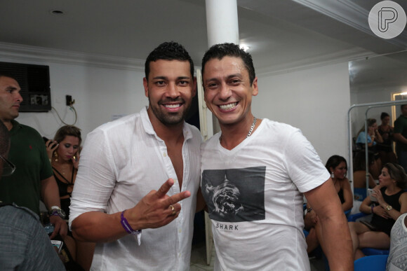 O jogador de futebol André Santos com o MC Leozinho no 'Baile da Favorita' no Rio de Janeiro