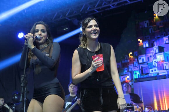 Anitta canta com a promoter Carol Sampaio, idealizadora do 'Baile da Favorita', no palco da Acadêmicos da Rocinha