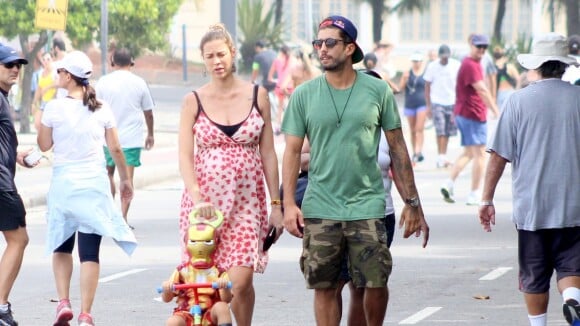 Grávida, Luana Piovani passeia com o filho Dom e o marido, Pedro Scooby