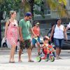 Grávida, Luana Piovani passeia com o filho Dom e o marido, Pedro Scooby, neste domingo, 19 de abril de 2015