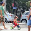 Grávida, Luana Piovani passeia com o filho Dom e o marido, Pedro Scooby, neste domingo, 19 de abril de 2015