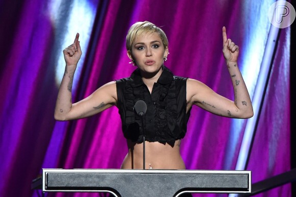 Miley Cyrus deixa barriga à mostra durante a 30ª edição do Rock And Roll Hall of Fame, nos Estados Unidos, em 18 de abril de 2015