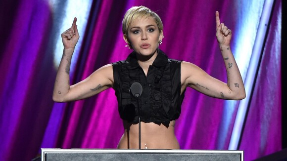 Miley Cyrus usa look com barriga à mostra no Rock And Roll Hall of Fame, nos EUA