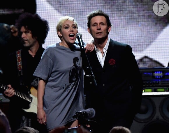 Miley Cyrus se apresenta no Rock And Roll Hall of Fame
