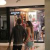 Giulia Costa e o namorado, Eike Duarte, trocam carinhos em shopping da Gávea, Zona Sul do Rio de Janeiro