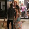 Giulia Costa e o namorado, Eike Duarte, andaram de mãos dadas no shopping