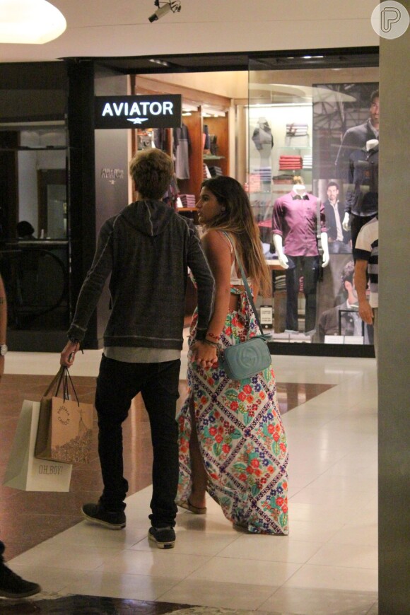 Giulia Costa e o namorado, Eike Duarte, andaram de mãos dadas no shopping