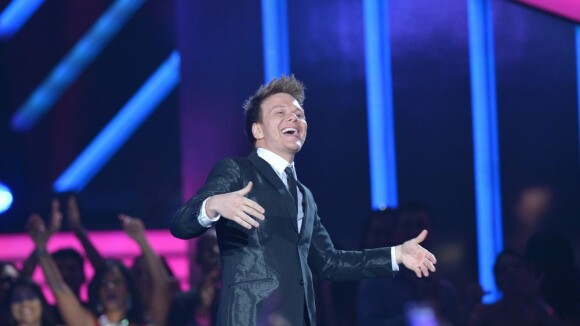 Michel Teló leva prêmio por 'Ai Se Eu Te Pego' no Billboard 2013, em Las Vegas