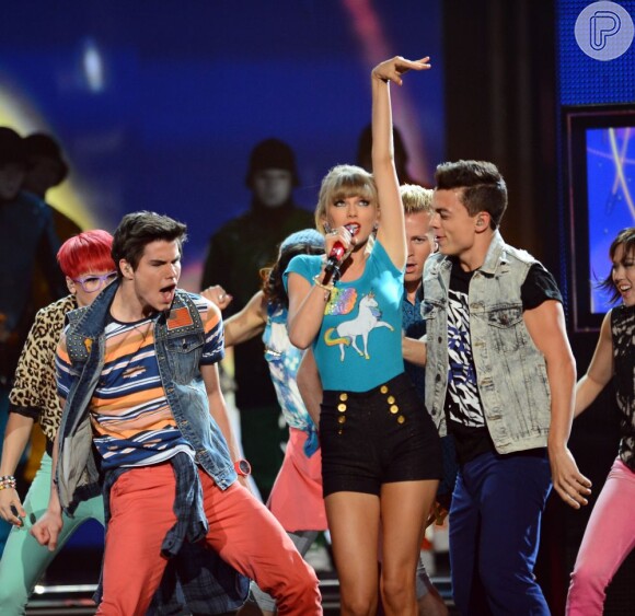 Além se receber oito prêmios, Taylor Swift subiu ao palco para cantar seu novo single '22', do álbum 'Red'
