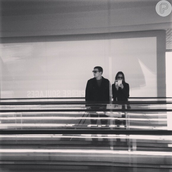 Mariana Rios publicou uma foto em sua conta do Instagram ao lado de Di Ferrero no aeroporto de Paris, antes de seguirem para Cannes