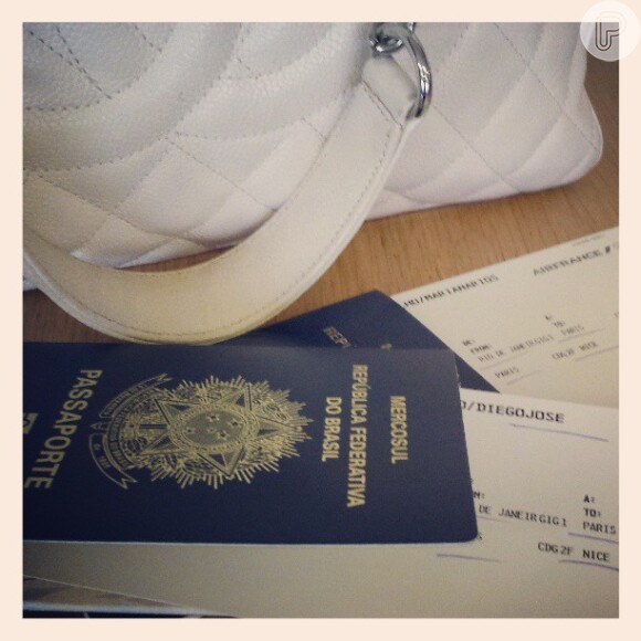 Mariana Rios comemorou as férias depois de 'Salve Jorge' ao publicar uma foto dos passaportes dela e do namorado, Di Ferrero, no Instagram, dizendo que iriam para Cannes