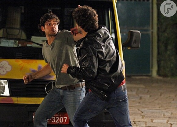 Bento (Marco Pigossi) e Fabinho (Humberto Carrão) se encontram na casa de Amora (Sophie Charlotte) e brigam, em 'Sangue Bom', em 25 de maio de 2013