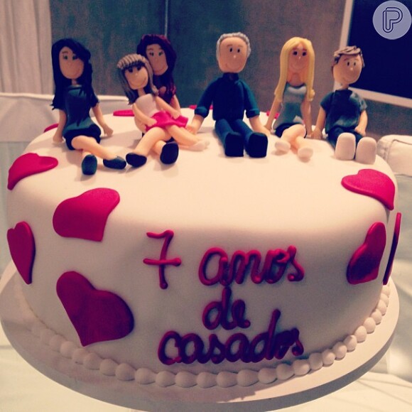 Ticiane Pinheiro publica fot do bolo em comemoração aos sete anos de casada com Roberto Justus, em 20 de maio de 2013