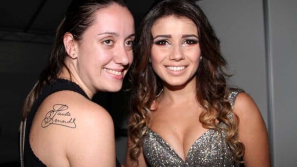 Paula Fernandes é surpreendida por fã que tatua o nome da cantora nas costas