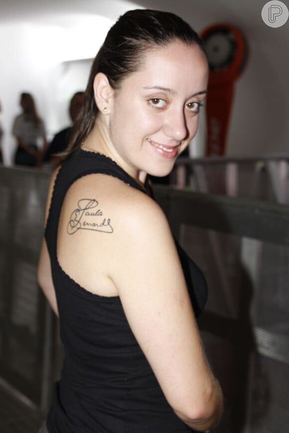 Fã exibe tatuagem com nome de Paula Fernandes
