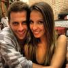 Henri Castelli abraça Juliana Despirito no aniversário de 31 anos da namorada em 12 de abril de 2013. Segundo Leo Dias, em nota publicada em 22 de maio de 2013, a assessora de comunicação está grávida