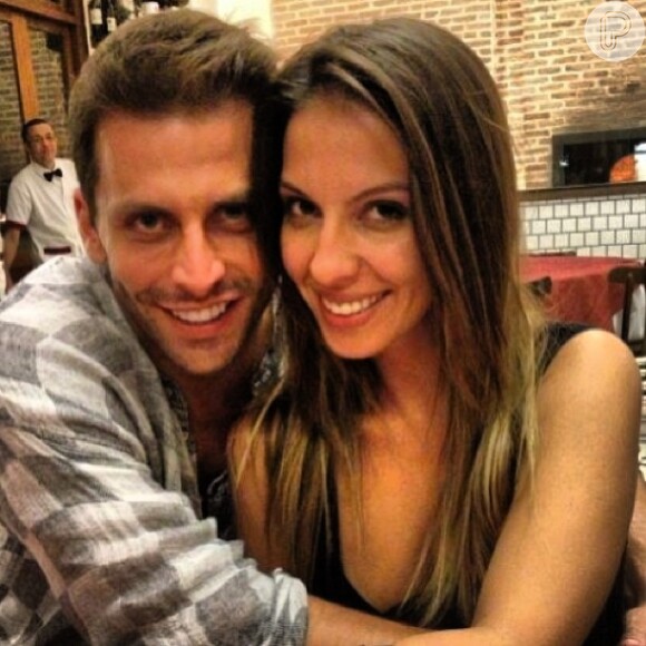 Henri Castelli abraça Juliana Despirito no aniversário de 31 anos da namorada em 12 de abril de 2013. Segundo Leo Dias, em nota publicada em 22 de maio de 2013, a assessora de comunicação está grávida