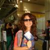 Nanda Costa exive seu cabelo cacheado no aeroporto